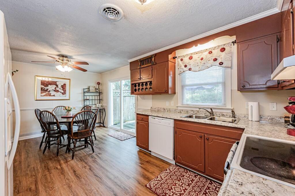 Kelly'S Comfortable Quinton Home Exterior photo